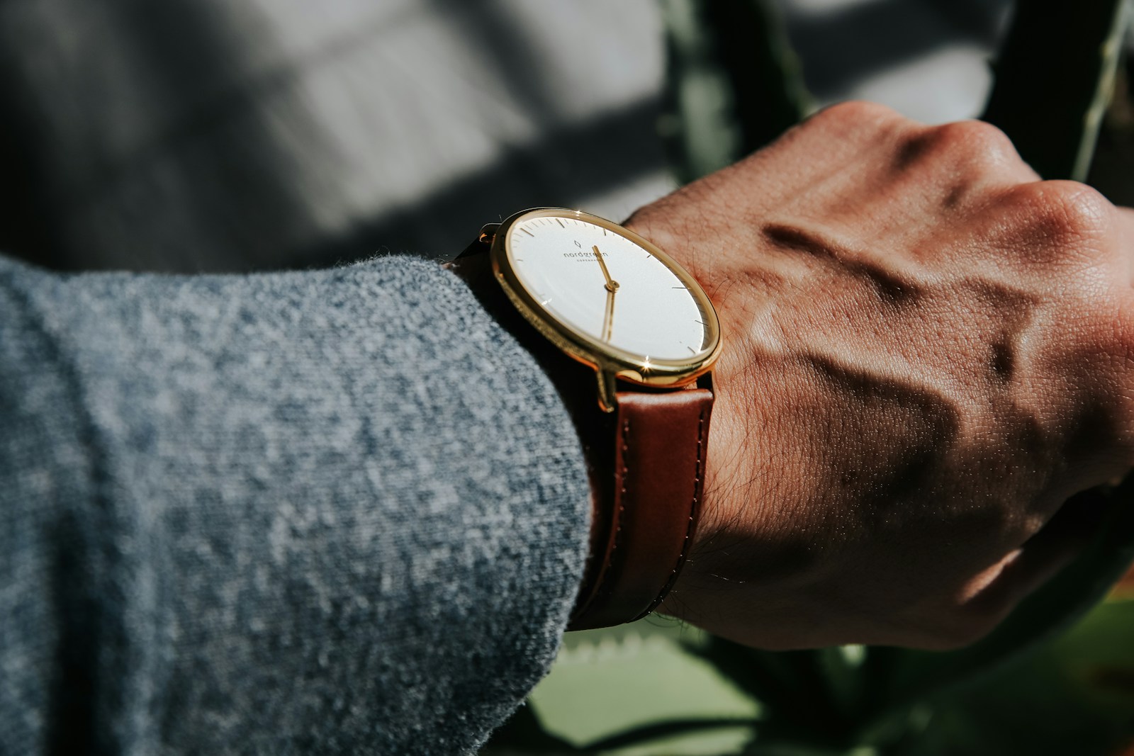 Nahaufnahme einer Hand mit klassischer Armbanduhr