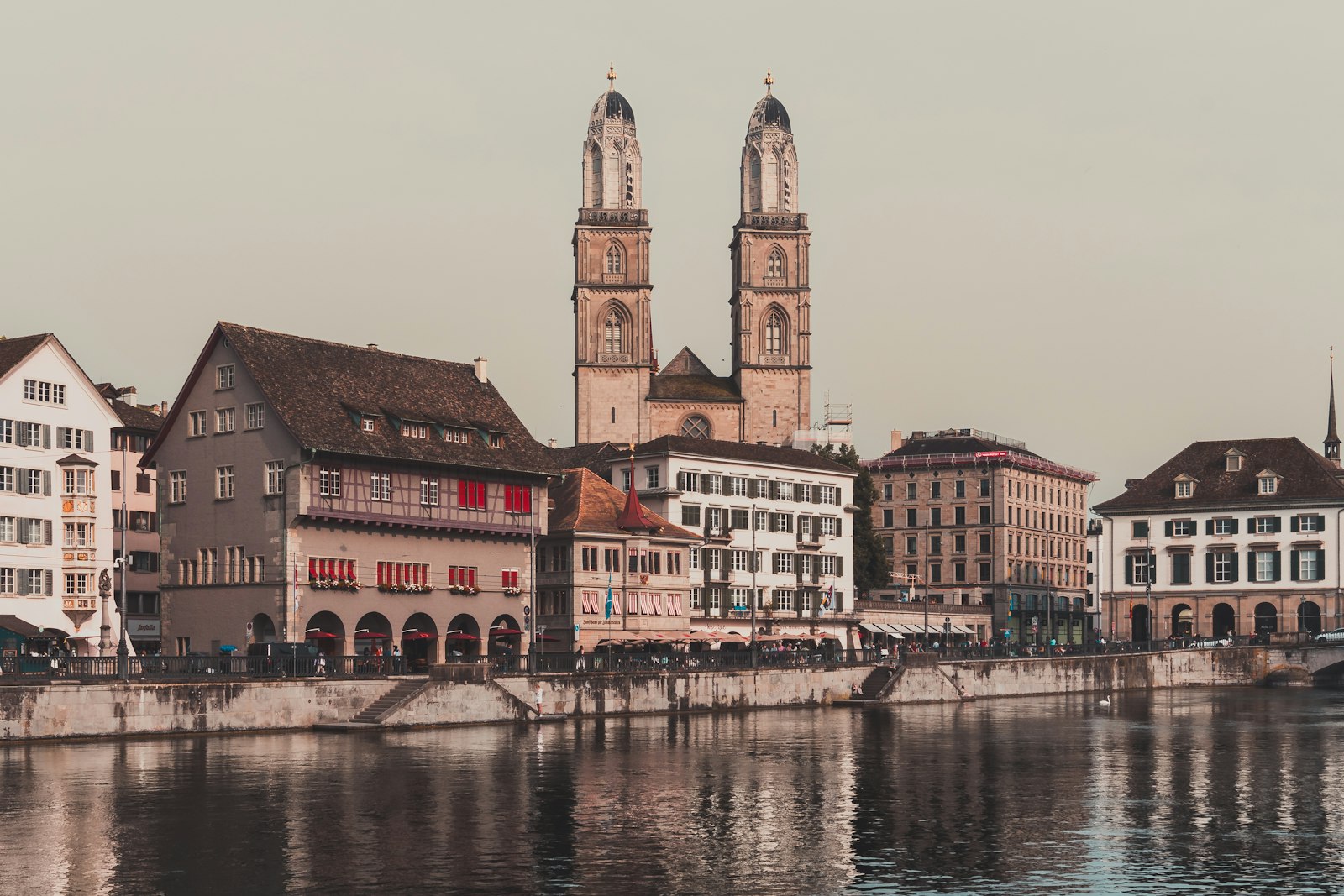 Fotografie der Zürcher Altstadt an der Limmat